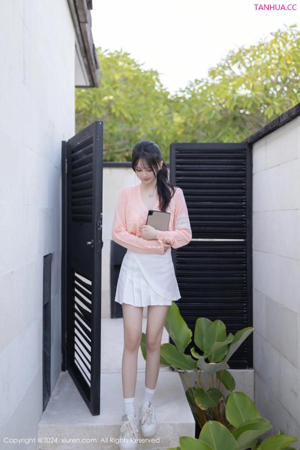   [XiuRen]高清写真图 2024.02.23 No.8138 幼幼 性感美腿第5张图片